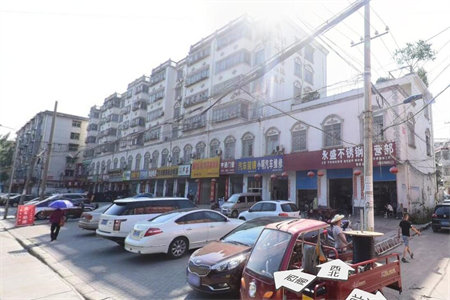 万达广场旁政和花园C区，电梯中层，精装四房，有证可按揭